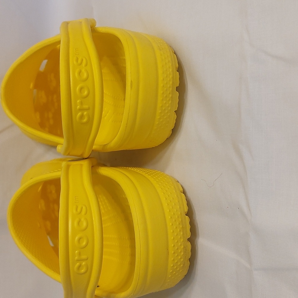 Size 7 Womens Yellow Crocs - Picture 6 of 6